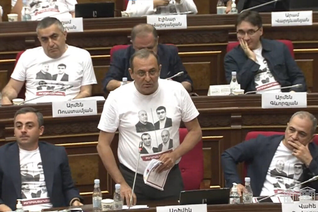 Ermenistan Parlamentosu'nun ilk oturumda muhalefetten protesto